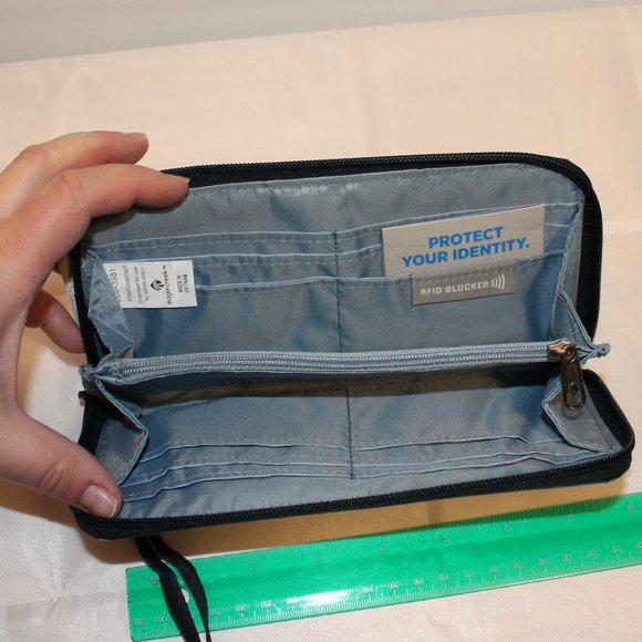 Eagle Creek RFID Wallet, NWT - Picture 3 of 4